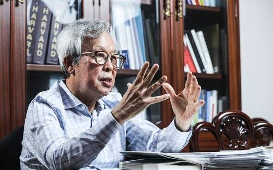 김인준 서울대 경제학과 명예교수는 지난 6일 인터뷰하는 내내 한국 경제의 자산 양극화를 걱정했다. 특히 부동산 거품(버블)이 계속 커져도, 일순간 터져도 문제라고 했다. 김경록 기자