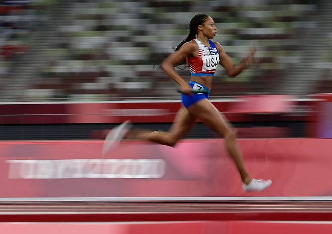 앨리슨 펠릭스가 지난 7일 육상 여자 1600m 계주에 미국팀의 두 번째 주자로 출전해 트랙을 달리고 있다. AFP=연합뉴스