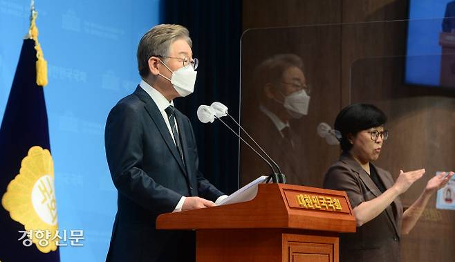 더불어민주당 대선 예비후보인 이재명 경기지사가 지난 3일 서울 여의도 국회 소통관에서 “임기 내 주택을 250만호 이상 공급하고, 이 중 기본주택으로 100만가구 이상을 공급하겠다”는 부동산 정책을 발표하고 있다.  국회사진기자단