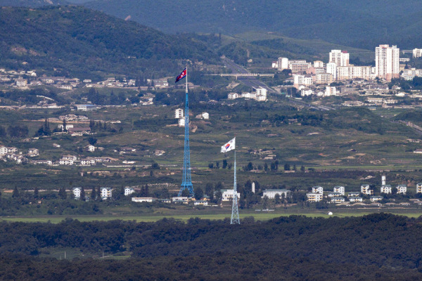 한·미 연합 군사훈련 사전연습을 하루 앞둔 9일 서부전선 비무장지대(DMZ)를 사이에 두고 태극기와 인공기가 각각 남한 대성동 마을과 북한 기정동 마을에서 펄럭이고 있다. 연합뉴스