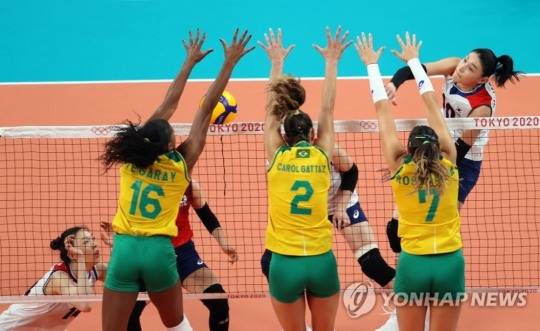 김연경이 2020 도쿄올림픽 브라질과의 4강전에서 브라질 수비 3명의 블로킹을 뚫고 빠른 공격을 시도하고 있다. [도쿄=연합뉴스 자료사진]