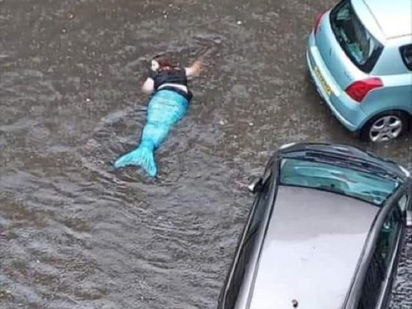 영국에서 기록적인 폭우가 내려 도심 곳곳이 침수된 가운데 거리에 인어공주 복장을 한 여성이 헤엄치는 모습이 포착됐다. /사진=트위터 캡처