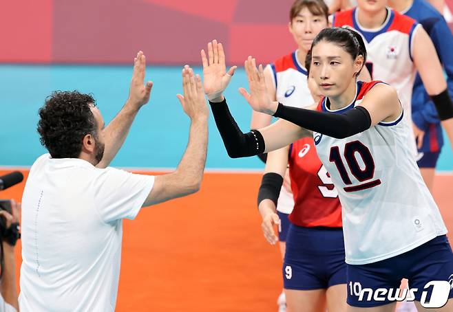 김연경과 스테파노 라바리니 감독이 6일 오후 일본 도쿄 아리아케 아레나에서 열린 '2020 도쿄올림픽' 여자 배구 준결승 대한민국과 브라질의 경기에서 세트 스코어 3대0으로 패배한 후 인사하고 있다. /사진=뉴스1