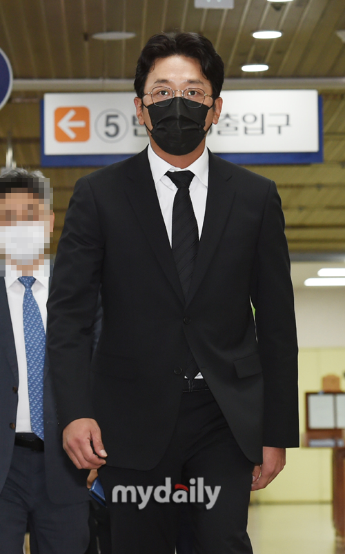 At 10:33 a.m. on the 10th, the first trial of actor Ha Jung-woo, who was indicted on charges of violating the law on the management of narcotics, was held at the Seoul Central District Court in Seocho-gu, Seoul, under a hearing of detective 24 alone (Park Seol-ah judge).Earlier, from January to September 2019, Ha Jung-woo was accused of illegally administering propofol, which is classified as a psychotropic drug in plastic surgery, more than 10 times.The prosecution initially filed a summary indictment of a fine of 10 million won, but it was referred to a formal trial according to the courts judgment that legal judgment is necessary.On this day, Ha Jung-woo appeared in a black suit wearing glasses at 9:50.I am so sorry for the inconvenience, he said. I will be on trial sincerely.Propofol was silent about the allegations of illegal medication, but said, Today is my first trial, so I will let you know later.Prosecutors said of Ha Jung-woo: The defendant conspired with a drug handler and repeatedly administered Propofol 19 times in 2019.I made a false medical record by conspiring with Kim (leader of plastic surgery) to hand over the personal information of others, he said, asking for a fine of 10 million won.He also asked the court to order an additional penalty of 88,749 won.Although it was the first Trial, Ha Jung-woo admitted the charges and Park Judge immediately closed the argument.Ha Jung-woo The Attorney asked the defendant to take into account the fact that the skin troubles were very severe, saying, The defendant acknowledges and reflects deeply.Please consider the weakness of illegality. Send a fine to return to society rather than make it impossible to recover.Ha Jung-woo also stood in the defendants seat and said, I am so sorry to stand here and regret it, I was rash; I should have been more careful and set an example, but I apologize for the damage to my colleagues and family.I will be an actor who is ashamed and unscrupulous but has a good influence. I ask you to make up for it. Ha Jung-woo left the courtroom and repeatedly apologized, Im going to tell you everything and its done well; Ill live more cautiously in the future, Im sorry.In particular, Ha Jung-woo has appointed The Attorney, which is one of the top 10 law firms in Korea, with 10 law firms in four.The Attorney, which is customarily named only, is said to be the majority, but two of them are from the chief judge, one from the police, and another from the Supreme Prosecutors Office.When the reporters asked why, Ha Jung-woo said, Well, its not special.There will be some things I can tell you later. 