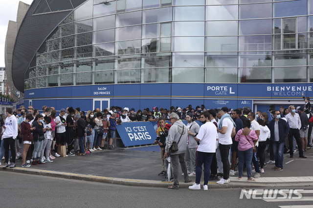 [파리=AP/뉴시스] PSG 홈구장인 파크 데 프랭스 앞에 메시를 보기 위한 팬들이 장사진을 이루고 있다. 2021.08.09.