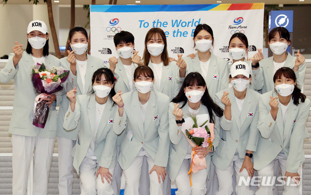 [인천공항=뉴시스] 고승민 기자 = 도쿄올림픽 여자배구 선수단이 9일 인천국제공항 2터미널을 통해 귀국, 기념촬영을 하고 있다. 2021.08.09. kkssmm99@newsis.com