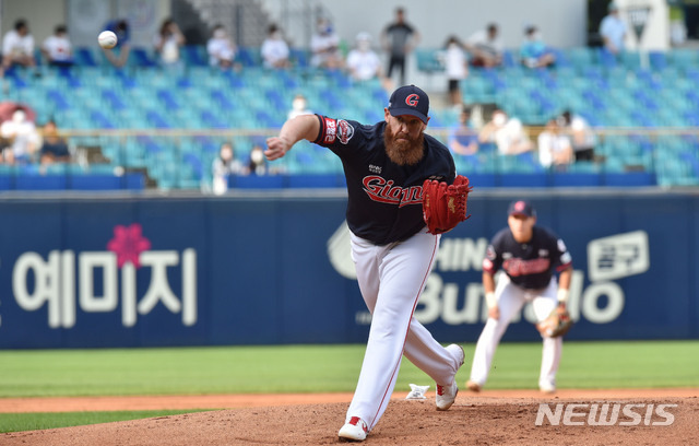 [대구=뉴시스] 이무열 기자 = 11일 오후 대구 수성구 삼성라이온즈파크에서 열린 ‘2021 신한은행 SOL KBO리그’ 삼성 라이온즈와 롯데 자이언츠의 경기, 1회말 롯데 선발투수 스트레일리가 역투하고 있다. 2021.07.11. lmy@newsis.com