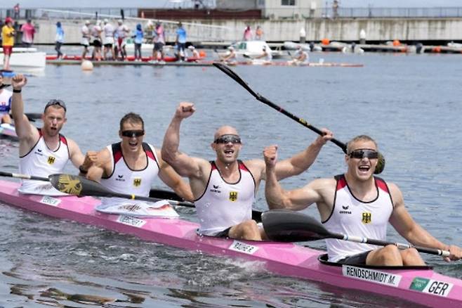 독일 카약 국가대표 선수들이 지난 7일 일본 도쿄에서 열린 2020년 하계올림픽 남자 카약 500m 결승에서 우승해 금메달이 확정된 뒤 자축하고 있다. 도쿄=AP연합뉴스