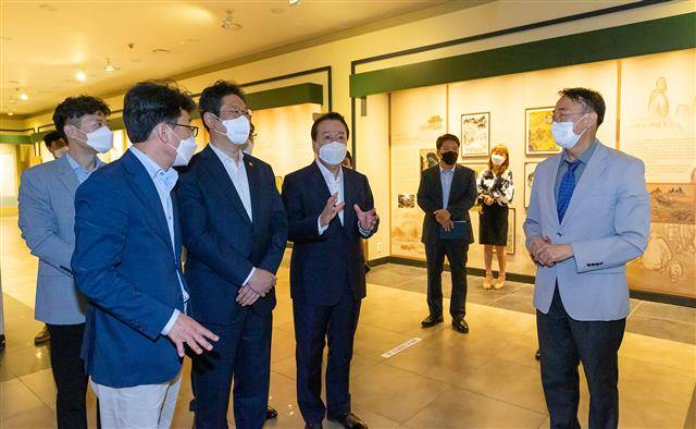 지난달 10일 노현송(왼쪽 세 번째) 강서구청장과 진성준(첫 번째) 강서구 국회의원이 황희(두 번째) 문화체육관광부 장관에게 인왕제색도의 겸재정선미술관 유치 필요성에 대해 설명하고 있다.강서구 제공