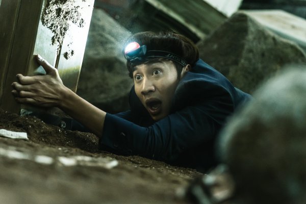 It is a role and story unfolded by actor Lee Kwang-soo (36) through the film Sink Pole (director Kim Ji-hoon and production The Tower Pictures) which will be released on the 11th.It is the escape period that his colleagues and neighbors are spreading around Park, who has collapsed due to the Sink pole, which was difficult to prepare in 11 years.Lee Kwang-soo plays the role of Kim, a subordinate of Park, and speaks of laughing reality with Cha Seung-won and Kim Sung-gyun in the comic of courtesy.Lee Kwang-soo, who met online on the 9th before the movie was released, said, I have never seen a movie based on a sink pole.I was a little bit of a selfish character in the beginning, but I wanted to see the process of growing up in disaster, he said.There was a hard, difficult Sigi. But not enough to hear that he had suffered a lot.There was Sigi who had no job and income in his debut Li Dian, but its not enough to say it was hard.I was sicker than anyone else, shooting on a set of jimbees (a set made to allow objects to rotate and that gives the effect of shaking the ground).Everyone was filming with a sickness medicine, and it was a scene full of dust and mud, and when they showered, they came out of every corner of their ears, eyes, nose, mouth, and so on. Haha!I think Im going to stay in there without doing anything while Im waiting for the rescue team, trying to stay a little calmer than trying to actively resolve the crisis.Im waiting for the time.Not Lee Kwang-soo in Running Man. He was more silent than he was before.The words (speed) were slow and the answers were short, and some people were disappointed that they were different from the images they had actually thought of me.I dont see cell phones very well at the scene, but Im told that theyre ridiculous and active in Running Man, and that theyre serious even if they stay still for a while.Gwangsu doesnt see his cell phone, Kim Ji-hoon, director of Sink pole, told actors early on, I think there are many things to learn.After that, I was unable to see my cell phone semi-forced. I didnt get the first button. Haha!As he says, in fact, when talking about Lee Kwang-soo, SBS entertainment program Running Man can not be missed.I spent 11 years of my life with Running Man, which is a very important stage that has made him today.It added comic to the image of the actor Lee Kwang-soo and made it possible to reveal a distinct personality.But I didnt see Lee Kwang-soo often in other entertainment programs, and maybe even in Running Man he did Acting.Ive heard a lot of that concern about Li Dian as well as the Sink pole, but I havent tried to make it look like it doesnt overlap.When you add something different from Running Man when you are Acting, it seems to be a hindrance.He also worried that the Running Man might solidify the image, but worrying about it cant change the viewers or audiences thoughts.I am also in Running Man, so I am grateful to remember.I taped it every Monday, and Im now adjusted, but right after I get off, Im in bed on Monday, and Im a little strange, you know!At first I was busy trying to appease my emptiness.Im going to have an iron core removal surgery next month. I need time for rehabilitation. Its not a big problem.He has always had friendships with his colleagues around him, especially with actors such as Jo In-sung, Song Jung-ki and Park Bo-gum.Mogadishu, starring Jo In-sung, is on the air. It is inevitable to compete in the box office.In these days, we should be helping each other rather than competing, Cheering and fighting.I was grateful to the personality brother for opening the movie in Sigi now, and I hope we all get together and get our attention and love from many people.