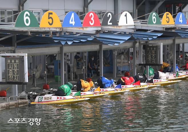 경기도 하남 미사리경정장에서 열린 경주에 출전한 선수들이 계류장에서 출발하고 있다.