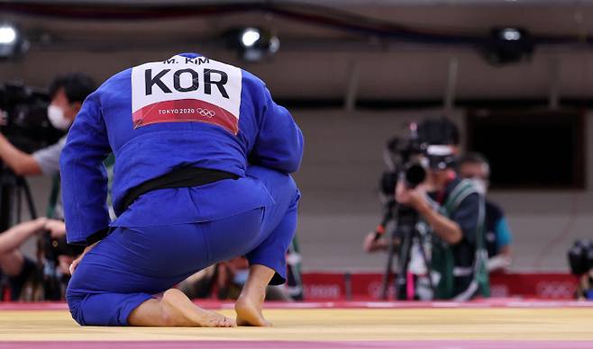 지난 30일 일본 도쿄 무도관에서 열린 도쿄올림픽 유도 남자 100kg 이상급 16강전에서 하라사와 히사요기(일본)에 패한 김민종이 아쉬워하고 있다. 연합뉴스