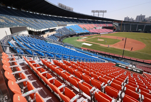 지난달 30일 서울 잠실야구장에서 2021 프로야구 시범경기 SSG와 LG 트윈스의 경기가 무관중으로 열리고 있다. 연합뉴스