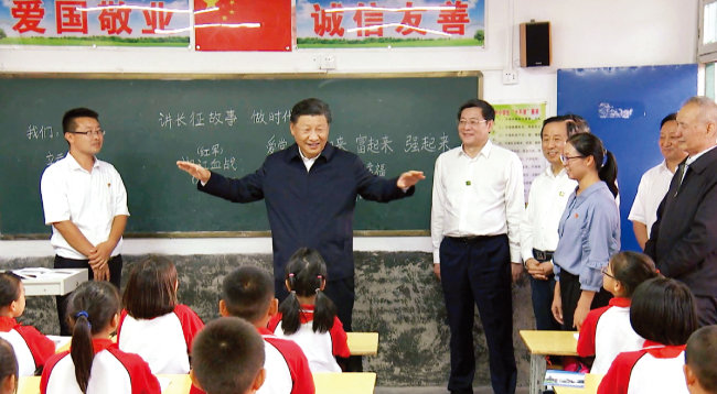 시진핑 중국 국가주석(가운데)이 후난성 한 소학교를 방문해 학생들을 격려하고 있다. [CGTN]