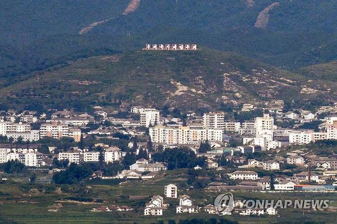 고요한 북녘 (파주=연합뉴스) 임병식 기자 = 9일 경기도 파주시 접경지역에서 바라본 북한 개성 일대가 고요하다. 
    한미 군 당국은 10일부터 한미연합훈련의 사전연습에 들어간다. 북한 김여정 노동당 제1부부장이 비판한 연합훈련이 사실상 시작되면서 북측의 반응이 주목되고 있다. 2021.8.9 andphotodo@yna.co.kr