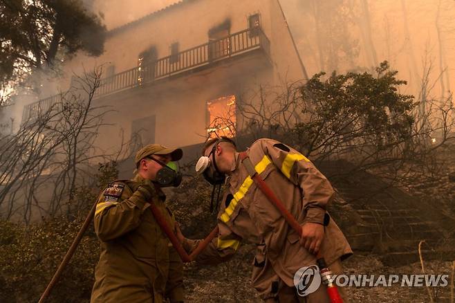 에비아 섬의 산불이 가옥에 옮겨붙은 모습. 2021.8.8. [신화=연합뉴스]