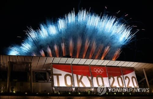 (도쿄 로이터=연합뉴스) 지난 8일 도쿄올림픽 폐회식이 열린 올림픽 주경기장 상공을 축하 불꽃이 수놓고 있다. knhknh@yna.co.kr