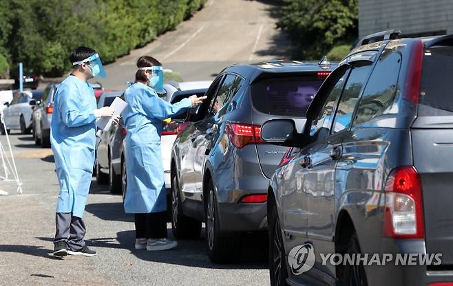 선별검사소 검사자 행렬 [연합뉴스 자료사진]