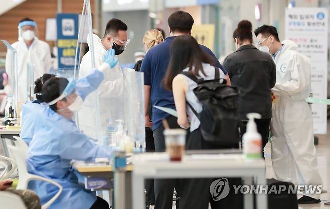 인천공항 해외입국자 방역 안내 (영종도=연합뉴스) 홍해인 기자 = 8일 오후 인천국제공항 제2여객터미널에서 방역 관계자들이 입국자들을 안내하고 있다. 2021.8.8 superdoo82@yna.co.kr