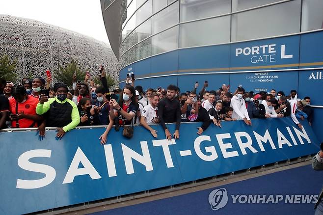 메시 기다리는 PSG 팬들 [로이터=연합뉴스 자료사진]