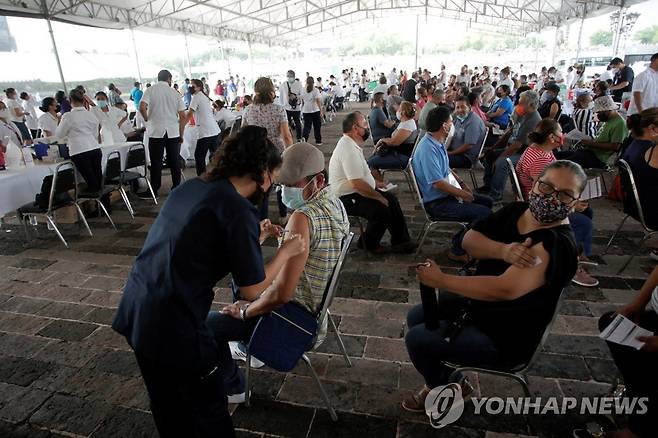 멕시코 코로나19 백신 접종  [로이터=연합뉴스 자료사진]