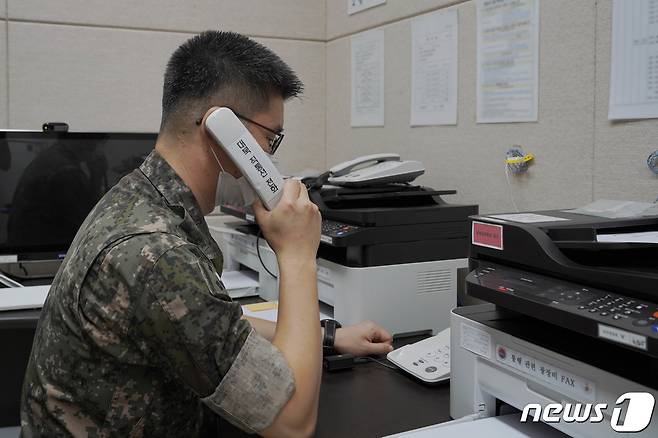 지난달 27일 남북군사당국 간 통신선이 복구됐다. 사진은 서해지구 군 통신선 시험통화. (국방부 제공) 2021.7.27/뉴스1