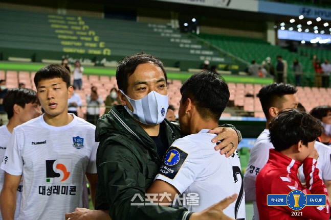 FA컵 16강전에서 전북 현대를 이긴 양주시민축구단의 박성배 감독.제공 | 대한축구협회