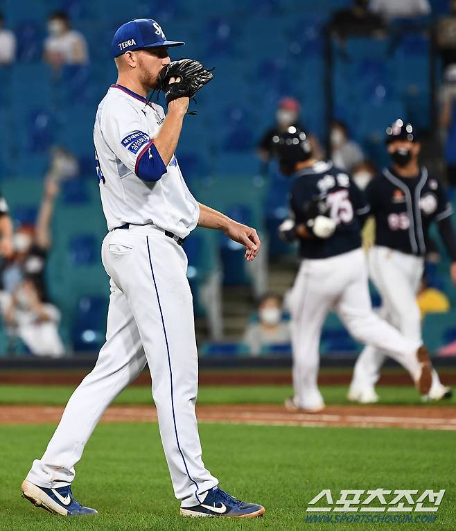 2021 KBO리그 삼성 라이온즈와 두산 베어스의 경기가 11일 대구삼성라이온즈파크에서 열렸다. 5회초 무사 1루 두산 강승호에게 역전 투런포를 허용한 삼성 몽고메리가 아쉬워하고 있다. 대구=박재만 기자 pjm@sportschosun.com/2021.08.11/