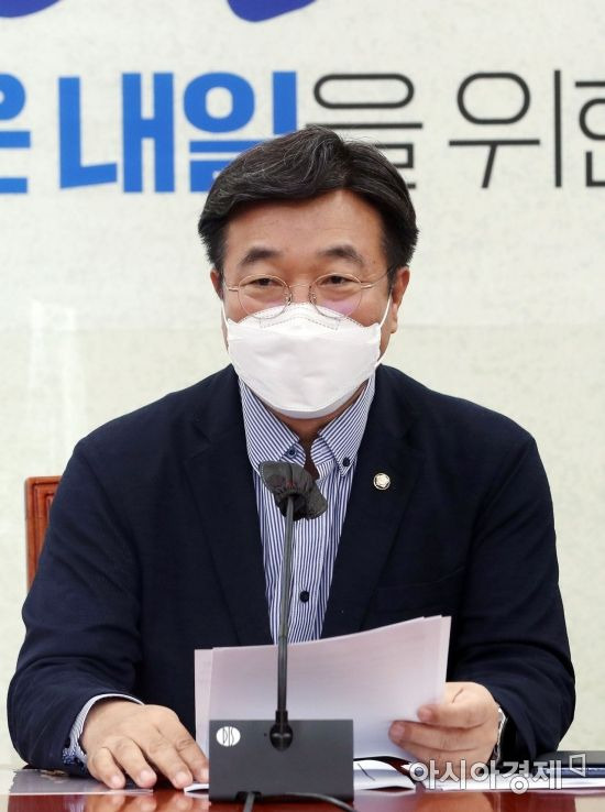 윤호중 더불어민주당 원내대표가 10일 국회에서 열린 원내대책회의에 참석, 모두발언을 하고 있다./윤동주 기자 doso7@