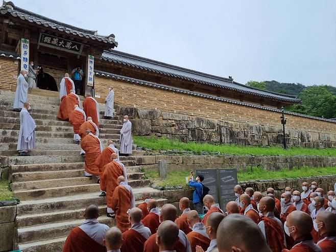 2021년 6월 10일 팔만대장경을 일반에 공개하는 것을 부처님께 알리는 '고불식' 후 해인사 스님들이 팔만대장경을 모신 판전으로 오르고 있다. /김한수 기자