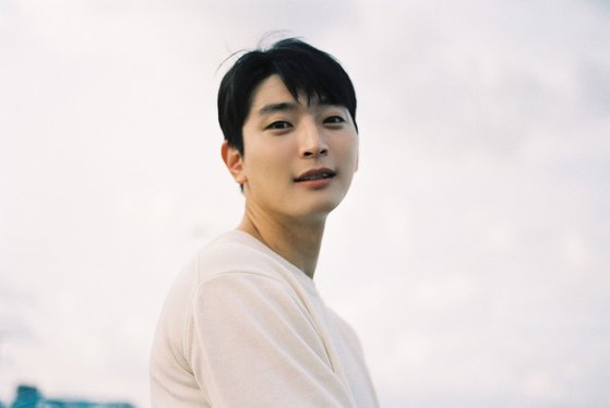Singer and Actor Jinwoons boyish picture was released.Jinwoon, who has been working on the movie I only see you as well as the recent 2AM comeback news, has released a warm visual.In the photo, Jinwoon boasts a nice physical with white tee and jeans, and boasts a refreshing energy that makes him feel better just by looking at it.The relaxed and relaxed atmosphere makes the charm of Jinwoons original charm even more brilliant.Jeong Jinwoon, who made his debut as a group 2AM, is active as a multi-entertainer in various fields such as music, acting, and entertainment.My Ghost , Brother , Friendly Police , and Beauty Full Again .
