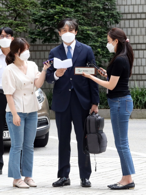 자녀 입시비리 혐의로 기소된 조국 전 법무부 장관이 9일 오후 서울 서초구 서울중앙지방법원에서 열리는 공판에 출석하고 있다 [사진=뉴시스]