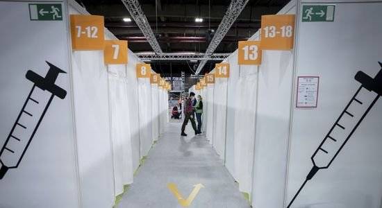 독일 수도 베를린의 한 아이스링크장을 개조해 마련한 대규모 신종 코로나바이러스 감염증(코로나19) 백신 접종센터. [AP=연합뉴스]