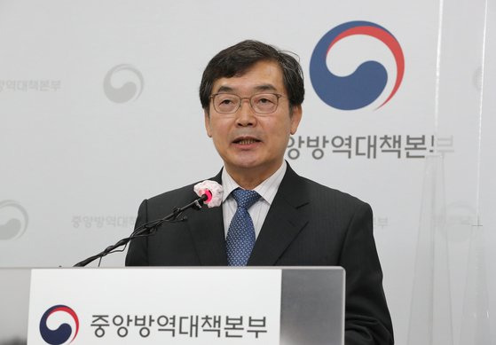 성백린 연세대 생명공학과 교수가 지난해 6월 오후 충북 청주시 질병관리청에서 인플루엔자(독감) 백신관련 품질검사 및 현장 조사 결과를 설명한 뒤 취재진의 질문에 답변하고 있다. 연합뉴스