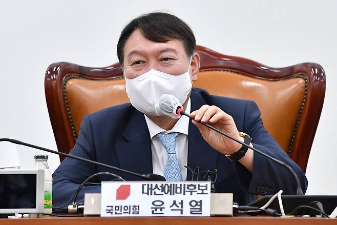 Former Prosecutor General Yoon Seok-youl, a front-running presidential aspirant who has joined the main opposition People Power Party, delivers a lecture during a study meeting of the party's first-term lawmakers at the National Assembly in Seoul on August 8. (Yonhap)