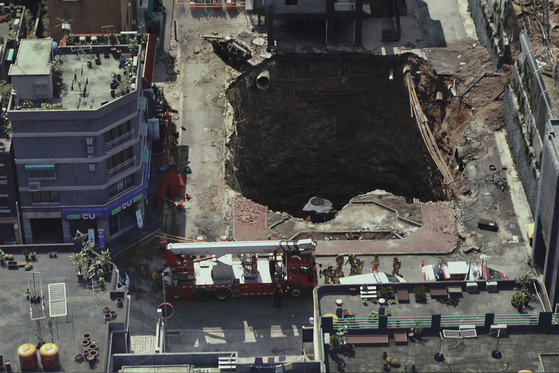 In the film "Sinkhole," a villa situated in Mapo district suddenly plunges into a sinkhole. [SHOWBOX]