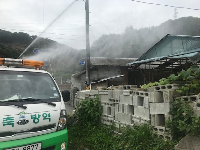 계룡시 가축 전염병 예방 소독 모습.