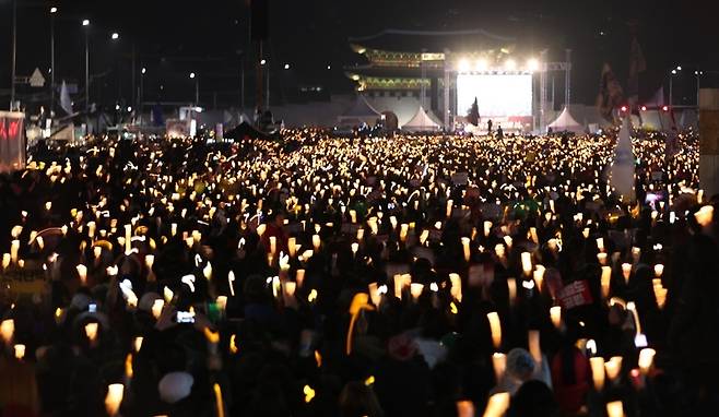 ▲ 2016년 12월3일 오후 서울 광화문광장에서 열린 박근혜 대통령 퇴진을 요구하는 6차 주말 촛불집회에서 시민들이 촛불을 흔들고 있다. ⓒ 연합뉴스