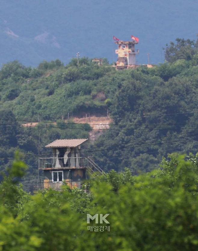 김여정 북한 노동당 부부장이 한미연합훈련을 비난하는 담화를 낸 10일 경기도 파주시 접경지역에서 남북한 군초소가 임진강을 사이에 두고 마주보고 있다. 2021.08.10  [이충우 기자]