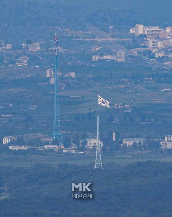 김여정 북한 노동당 부부장이 한미연합훈련을 비난하는 담화를 낸 10일 경기도 접경기역에서 태극기와 인공기가보이고 있다. 2021.08.10  [이충우 기자]