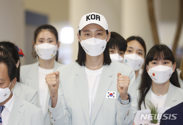 [인천공항=뉴시스] 고승민 기자 = 대한민국 여자배구 김연경이 9일 인천국제공항 2터미널을 통해 귀국, 파이팅 포즈를 취하고 있다. 2021.08.09. kkssmm99@newsis.com