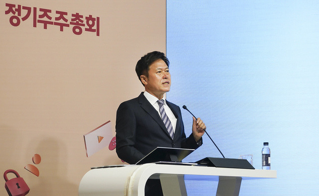 [서울=뉴시스]박정호 CEO가  SK텔레콤 본사 사옥 4층 수펙스홀에서 주주들에게 경영 성과 및 비전을 발표하는 모습. (사진=SK텔레콤 제공) 2021.03.25