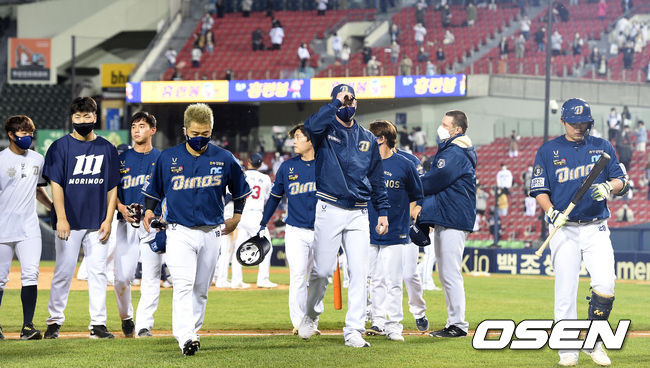 [OSEN=잠실, 이대선 기자]두산은 23일 잠실구장에서 열린 ‘2021 신한은행 SOL KBO 리그’ NC 다이노스와 시즌 1차전에서 5-1 승리를 거뒀다. 전날(22일) 부산 원정에서 롯데 자이언츠를 13-1로 완파하고 올라온 두산은 NC를 꺾고 2연승에 성공했다.경기 종료 후 NC 선수들이 경기장을 나가고 있다. /sunday@osen.co.kr