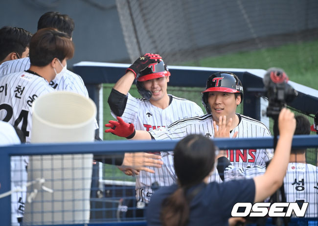 [OSEN=잠실, 곽영래 기자] 11일 서울 잠실야구장에서 ‘2021 신한은행 SOL KBO 리그’ LG 트윈스와 SSG 랜더스의 경기가 열렸다.1회말 무사 1루 LG 김현수가 선제 투런 홈런을 때린 뒤 동료들과 기뻐하고 있다. 2021.08.11/ youngrae@osen.co.kr