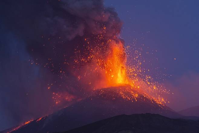 이탈리아 시칠리아섬에 있는 에트나 화산이 9일(현지시간) 연기를 내뿜고 있는 모습을 인근 시실리에서 촬영했다. 사진=AP 연합뉴스