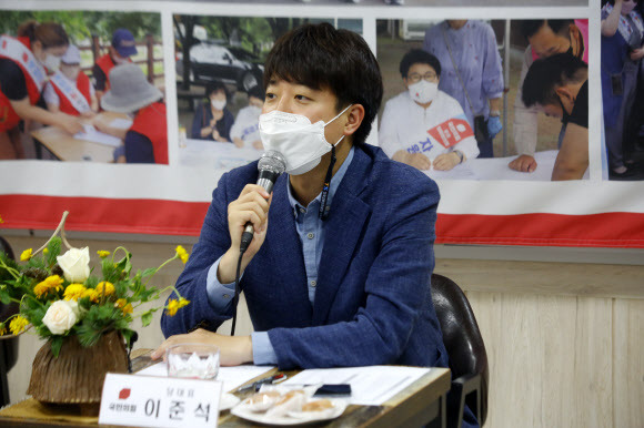 상주서 간담회하는 이준석  - 이준석 국민의힘 대표가 9일 경북 상주당원협의회 사무실에서 열린 주요 당직자 간담회에서 발언하고 있다.상주 연합뉴스