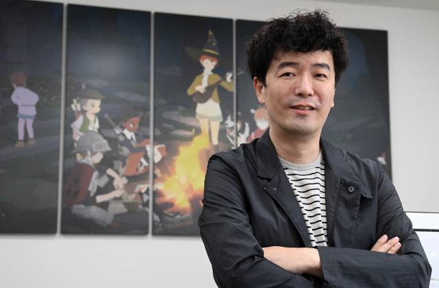 김동건 데브캣 대표가 서울시 강남구 삼성동 본사 집무실에서 포즈를 취하고 있다. 그의 책상 뒤편에 붙어 있는 ‘마비노기 모바일’의 게임 장면을 담은 대형 포스터가 눈길을 끈다. /성형주 기자