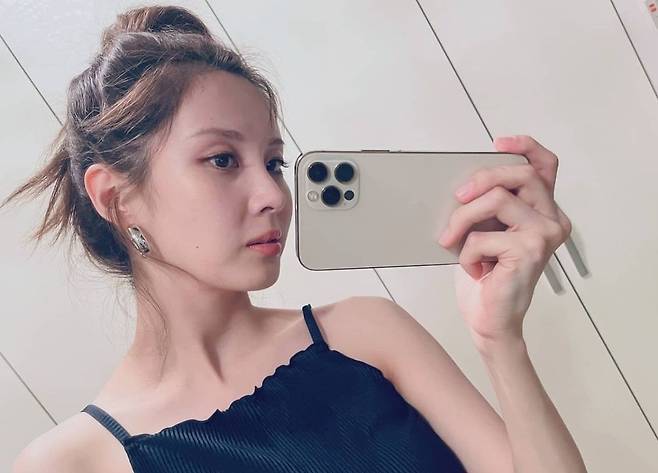 Girls Generation Seoul has reported on its recent status.On the 11th, Seohyun posted several photos on his Instagram with  emoticon.In the photo, Seohyun is wearing a black chemistry top and taking a selfie.The head, which was tied up naturally high, highlighted his small face, and the right shoulder line and the slender body attracted attention.In the appearance of Seohyun, who showed black and white pictures in a dressing room in a wonderful atmosphere wearing luxury sneakers, fans praised him for commenting on My sister is pretty, It is so beautiful, It is beautiful and beautiful, Meanwhile, Seohyun works with actor Na In-woo in the new drama The Couple of the Jinx (director Yoon Sang-ho, the plays Jang Yoon-mi).