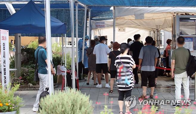검사 기다리는 시민들…구로역 광장 임시 선별검사소 (서울=연합뉴스) 임헌정 기자 = 사진은 지난 10일 서울 구로구 구로역 광장 임시 선별검사소에서 시민들이 검사를 받기 위해 줄을 서 있는 모습. kane@yna.co.kr