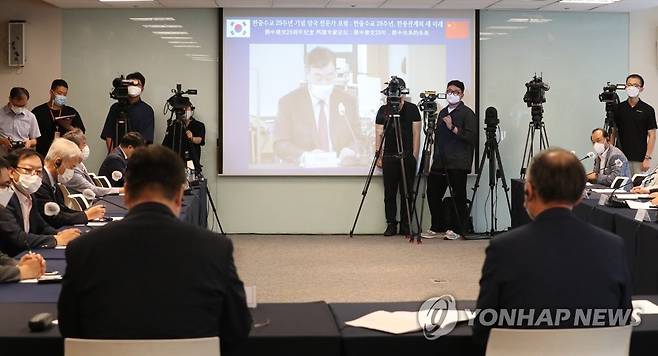 축사하는 싱하이밍 주한중국대사 (서울=연합뉴스) 백승렬 기자 = 싱하이밍 주한중국대사 11일 서울시 종로구 서머셋팰리스 호텔에서 열린 '한중수교 29주년, 한중관계의 새미래'란 주제로 열린 '한중수교 29주년 기념 양국 전문가포럼'에서 축사하고 있다. 2021.8.11 srbaek@yna.co.kr